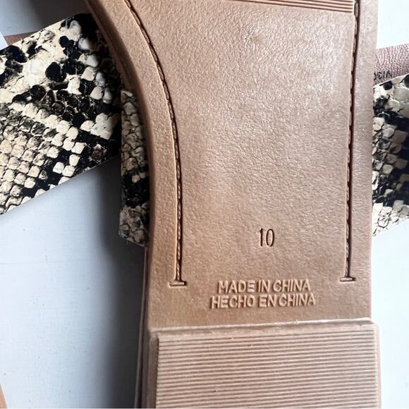 Old Navy Women's Double Strap Buckle Flat  Sandals Snake Skin Print Sz 10 - Picture 11 of 12